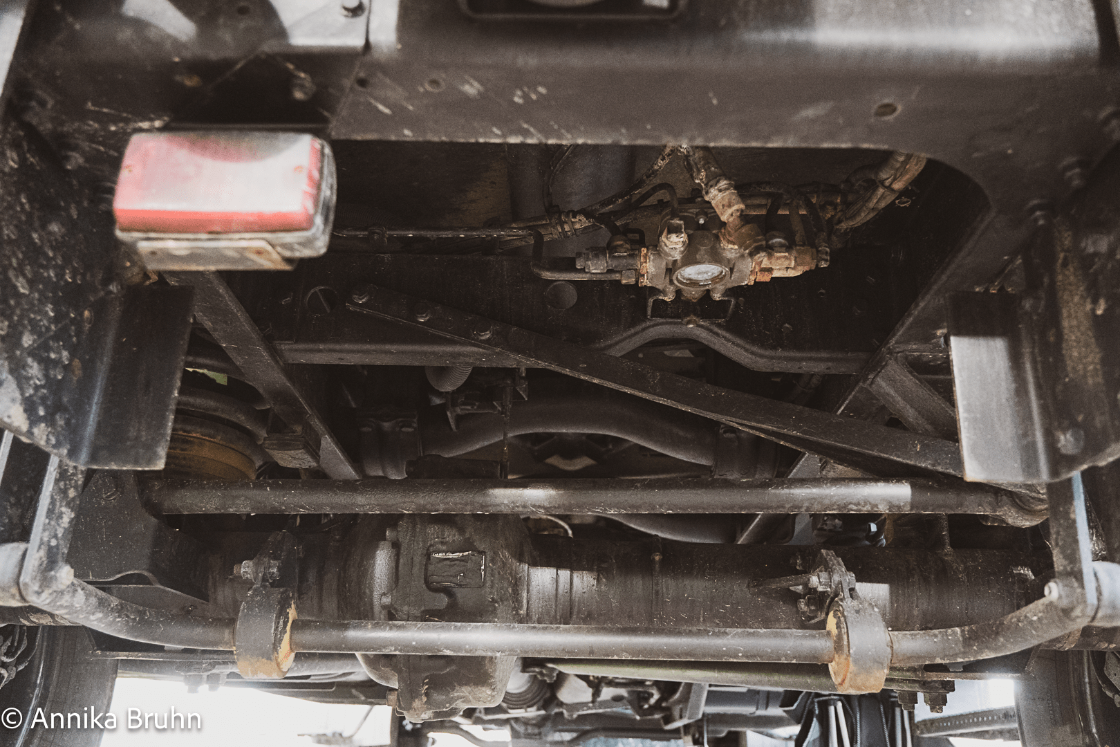 Unterboden von Karl genau da wischen könnte der Gastank hin